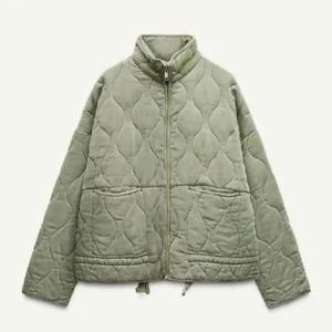 Quiltad grön pufferjacka med dragkedja - Snygg quiltad pufferjacka i ljusgrönt med hög krage och dragkedja framtill. Jackan har två stora fickor och dragsko nertill för extra passform. Perfekt för kyliga dagar och ger en chill vibe till din outfit.