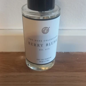 Berry Blush Eau de Parfum 50ml - Berry Blush från Curiosa se bild hur mycket använd. Köpt för ett par månader sen