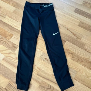 Svarta Nike Pro leggings - Svarta Nike Pro leggings med vit logga på benet💕