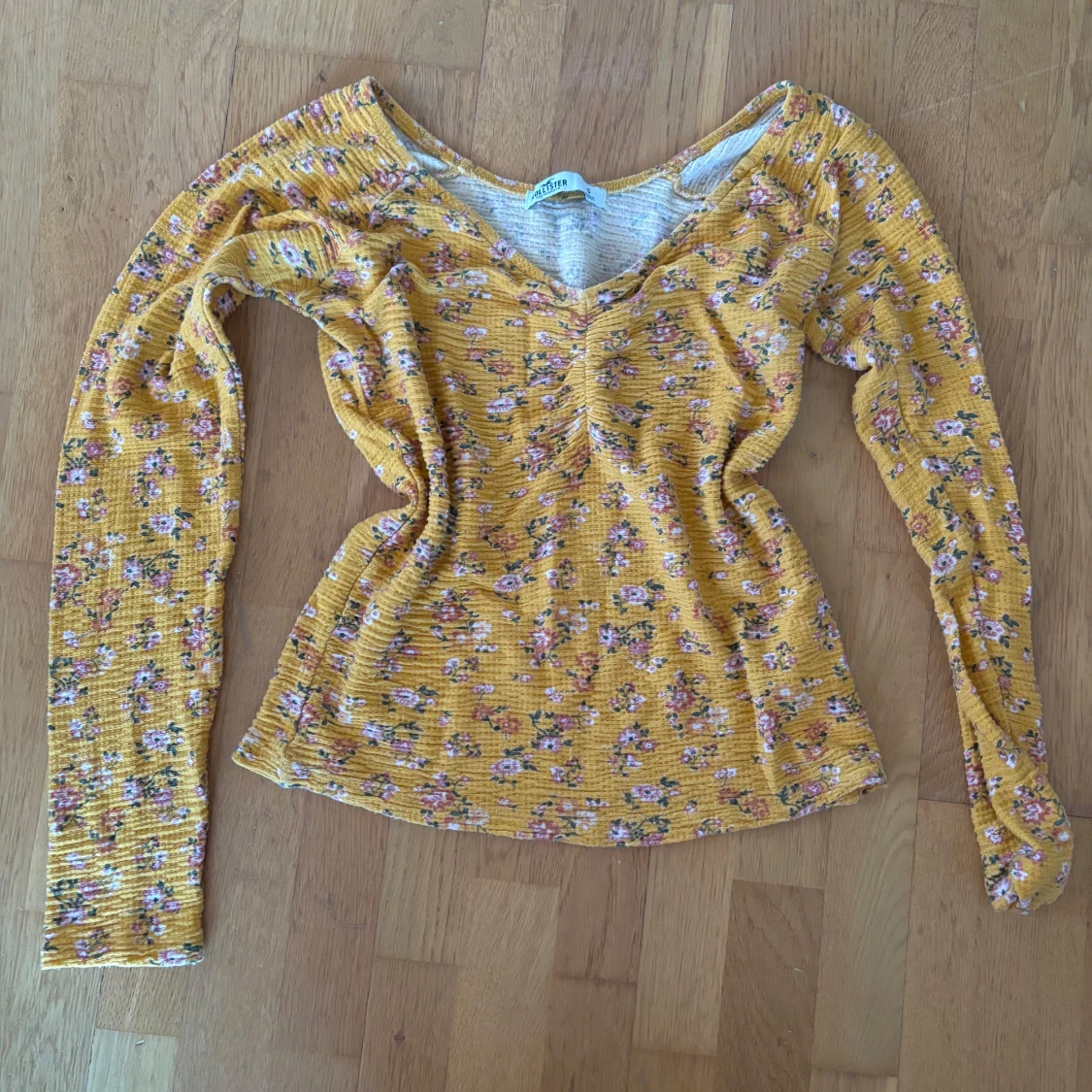 Gul blommig långärmad topp Hollister