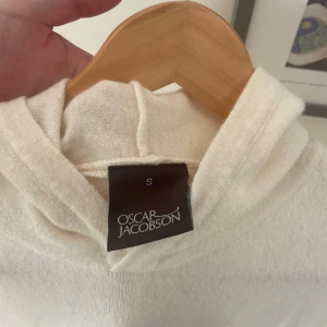 Oscar Jacobson Kashmir hoodie - Sällsynt Oscar Jacobson Kashmir blandning hoodie | Väldigt fräsch färg som passar till allt | Nypris på 2000. | Dunder pris, först till kvarn! | Hör av er vid frågor!🌟