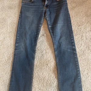 Nudie Skinny jeans - Nudie långmidjade Skinny jeans💕de har en liten fläck på baksidan av ena benet men det är inget man märker💕 Mått:  Längd: 103 cm Bredd: 41 cm