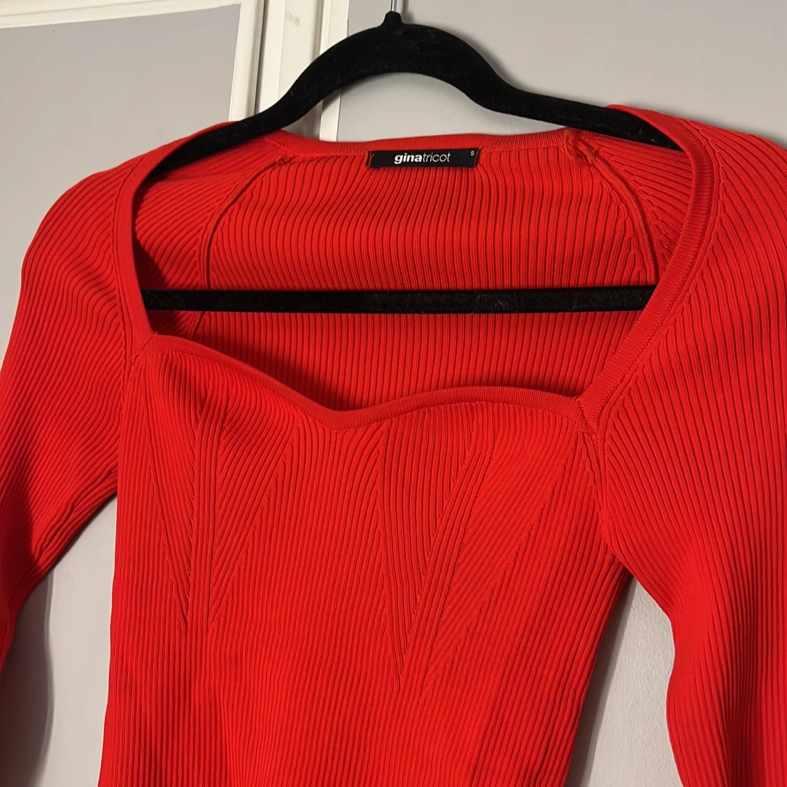Röd ribbad tröja från Gina Tricot - 1