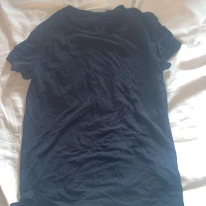 Svart T-shirt  - En svart bas t shirt från lager157💞