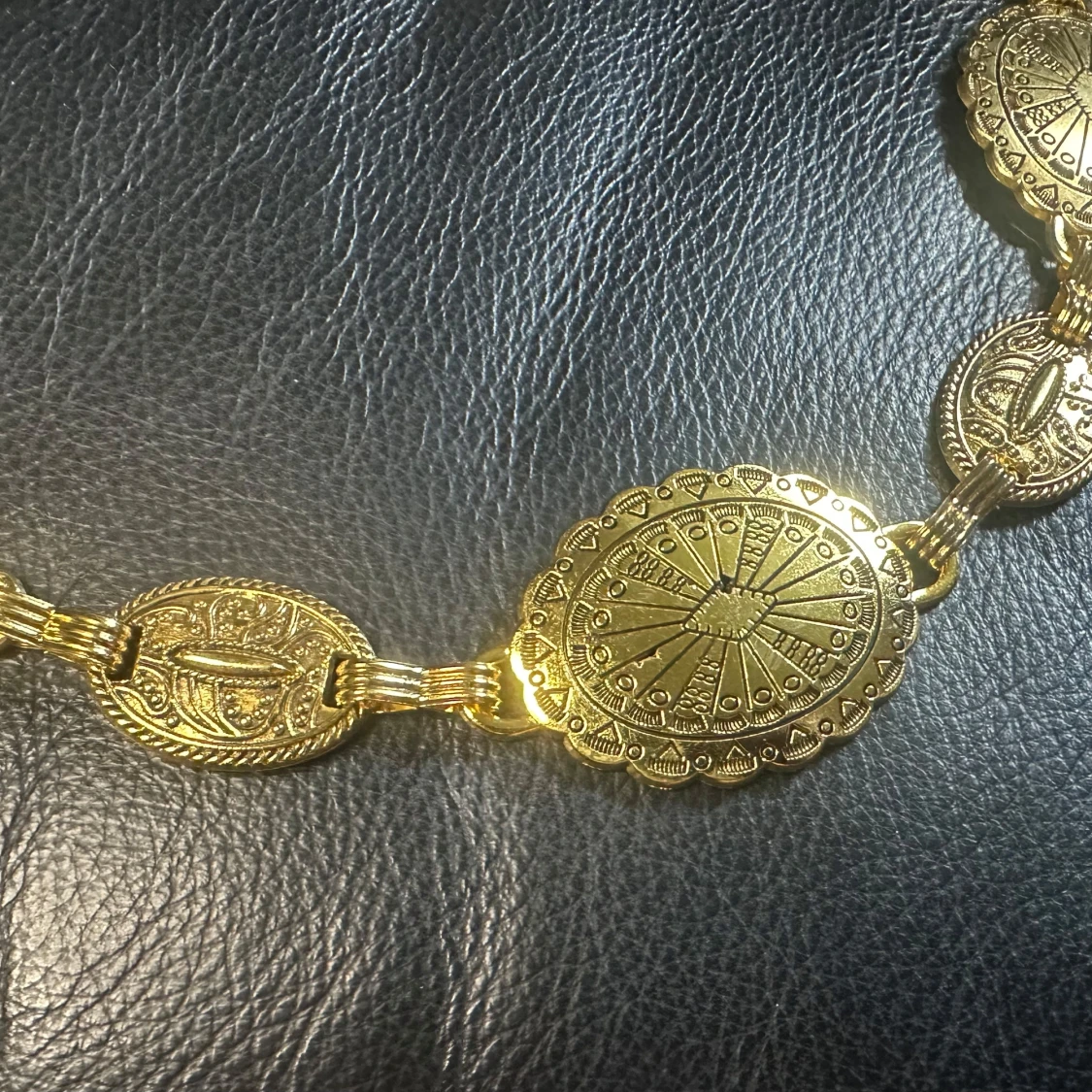 Westerninspirerat guldfärgat bälte med medaljongdetaljer – boho & retro - 1