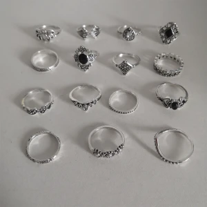 Set med 10 silvriga ringar - Säljer ett set med 10 silvriga ringar i olika former och mönster. Perfekt för att mixa och matcha på alla fingrar. Materialet är zinc alloy med cool vintagekänsla.