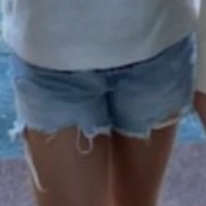Ljusblå jeansshorts från Zara - Ljusblå jeansshorts från Zara. Dem är från barnavdelningen men passar mig som brukar ha xs. Köpte förra sommaren de är använda men inga defekter. Priset kan diskuteras💖💖