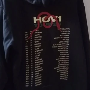Svart Hov1 hoodie med turnétryck - Såldes bara på deras konsert 2023 sparsamt använd