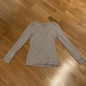 Intimissimi tröja - Säljer en ljusgrå/beige Intimissimi tröja. Använd 1 gång och säljer då jag inte använder den