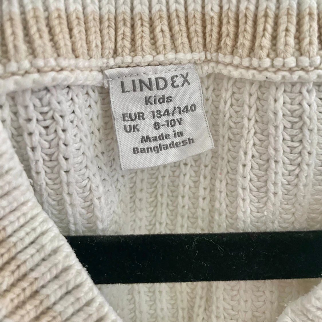 Vit stickad väst med beigea detaljer från Lindex - 2