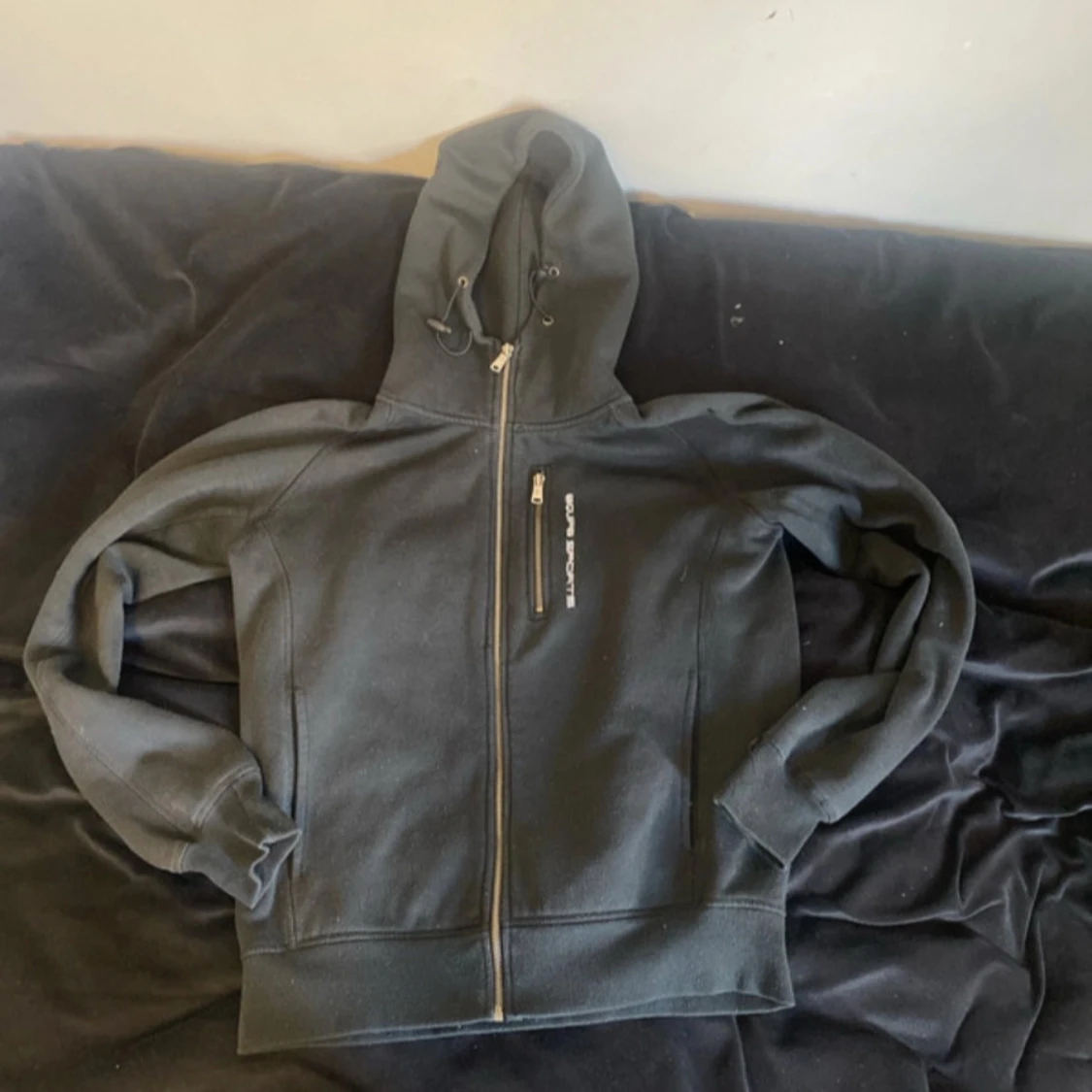 Svart hoodie med dragkedja från Equipe Sports