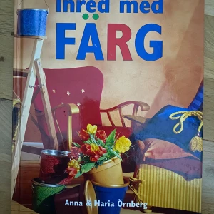 Bok Inred med färg - En inspirerande bok av Anna & Maria Örnberg om hur du kan använda färg för att förnya och fräscha upp hemmet. Innehåller tips på målning av möbler, väggar, lampor och textilier samt kreativa idéer för att skapa en personlig inredning.