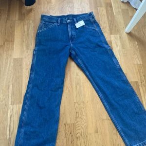 Levi’s jeans 568 - Snygga helt nya Levi’s jeans, aldrig använda och lapparna sitter kvar, de har baggy/straight fit, säljer pga fel storlek. Passar jätte bra till det mesta! (Pris kan diskuteras)