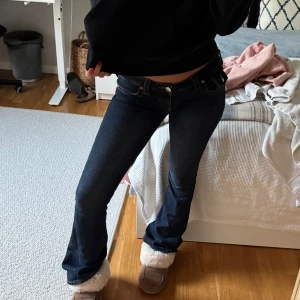 Mörkblå bootcut jeans från True Religion - Säljer ett par mörkblå jeans från True Religion i bootcut med låg midja. Dem är i storlek 24 och väldigt stretchiga, super sköna❤️❤️❤️