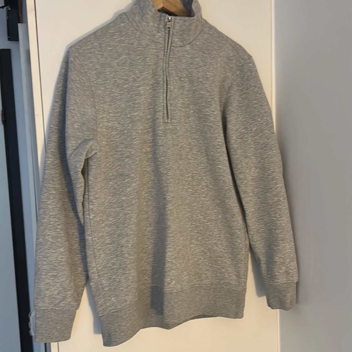 Grå halvzip tröja från MNG