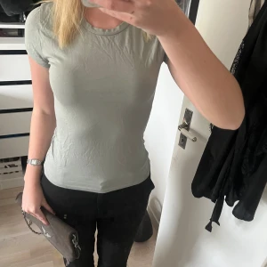 Ljusgrå/grön t-shirt - Jättefin tajt tshirt!!🫶🤍🤍passar till allt 