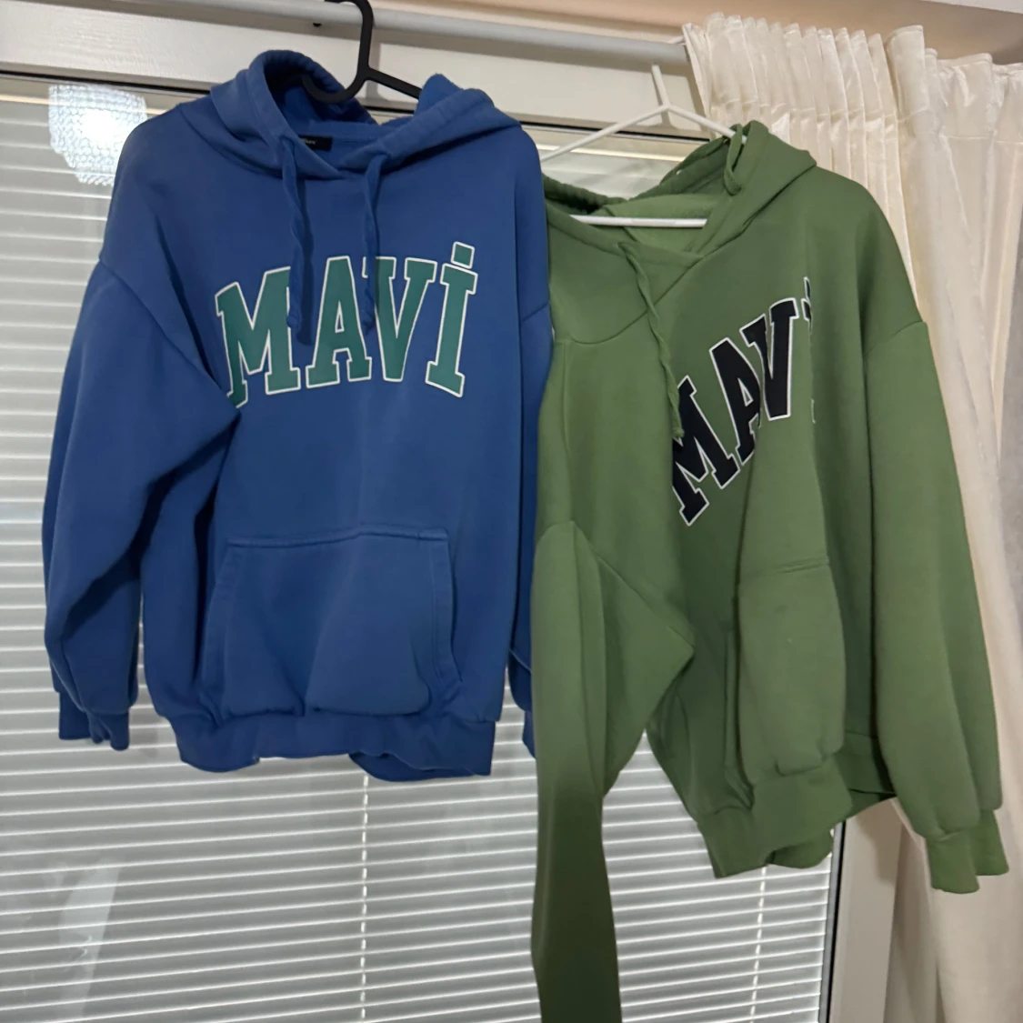 Blå och grön hoodie med MAVI-tryck - 1