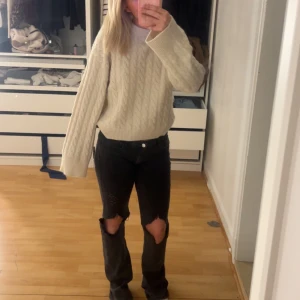 Stickad tröja - En jätte fin stickad tröja knappt använd och jätte söt