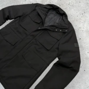 J.lindeberg  - Sällsynt J.Lindeberg Bailey | Skick 9/10 inga skador | Storlek M och färgen svart | SLUTSÅLD MODELL | Nypris 3500kr | Hör av er för mer information/bilder!