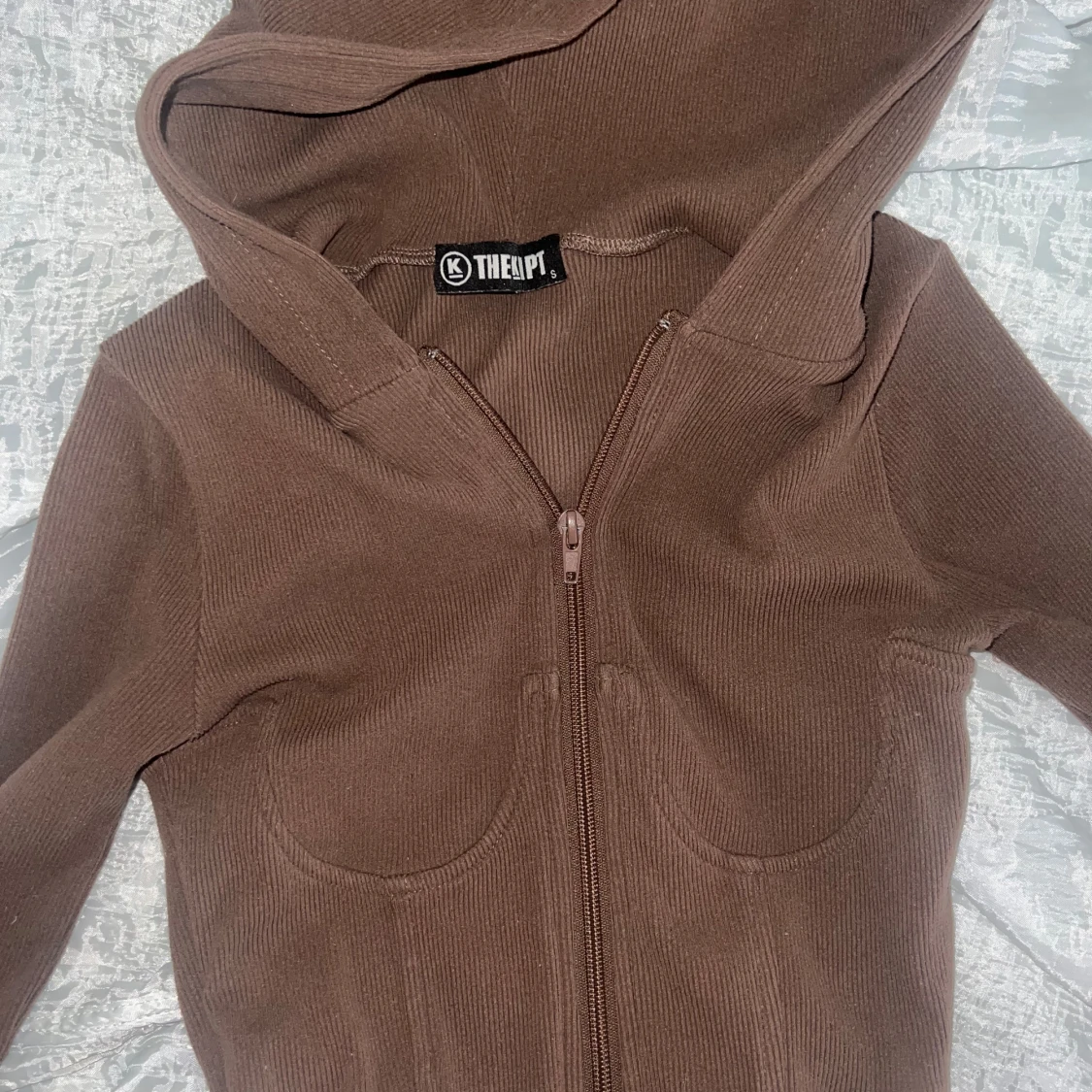 Brun ribbad zip up från THE KRIPT