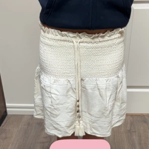 Beige kjol - Super fin beige kjol från Zara. Jättefin inför sommaren. Bra skick 💞💞