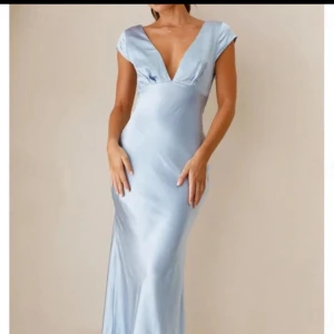 Ljusblå balklänning - Prislapp kvar, endast testad och köpt här på Plick. Materialet är bomull-satäng, alltså inte exakt som satin men liknande inte samma klänning som på dem första bilderna men den ser lika dan ut. Från märket Lightinthebox.com. Går bra att pruta 