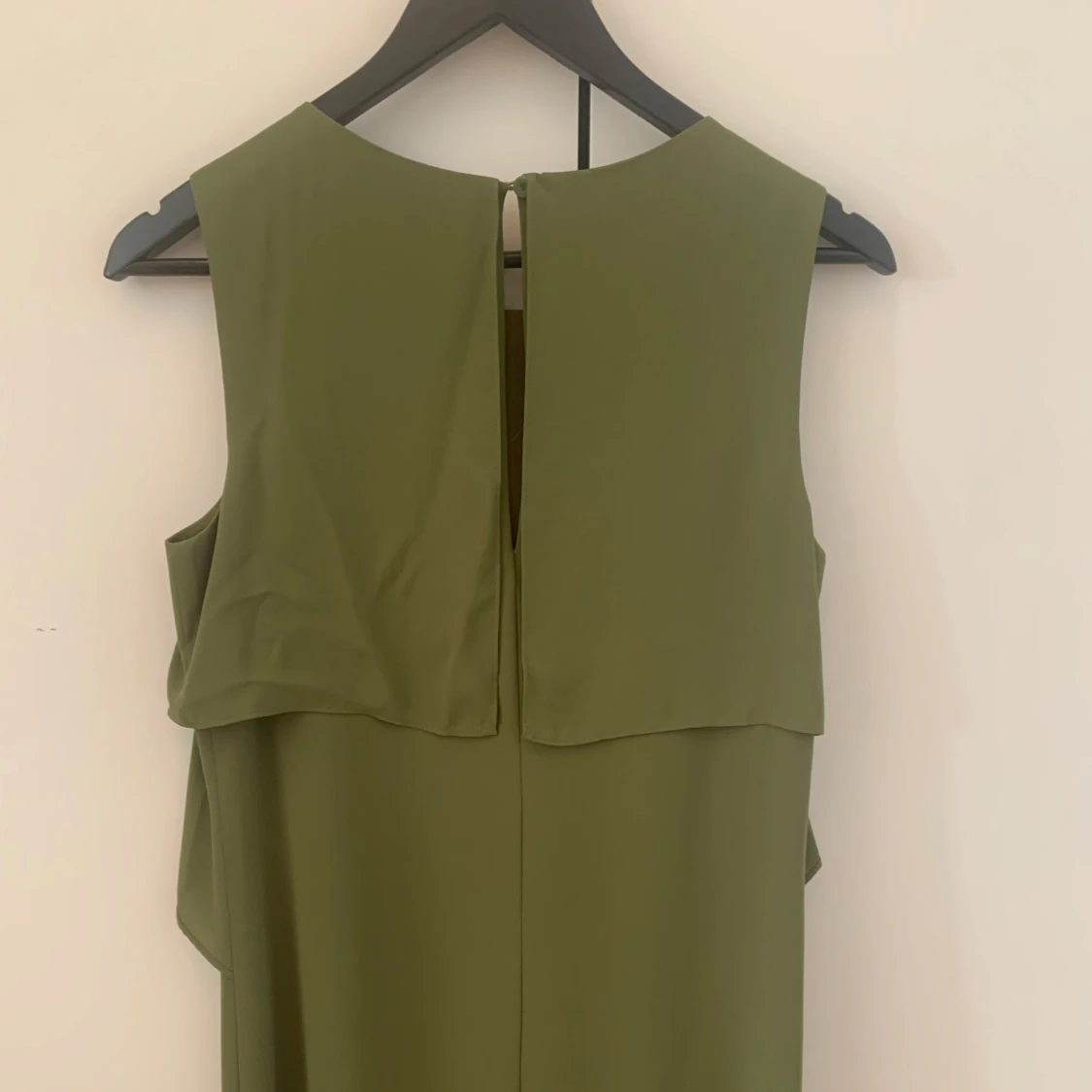 Olivgrön ärmlös klänning från BCBG Max Azria - 1