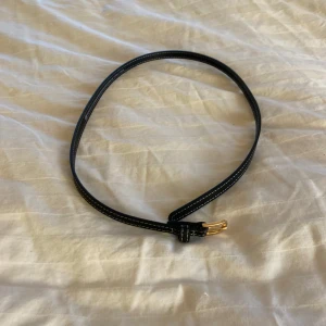 Bälte  - Smalt svart bälte med guldfärgat spänne. Storlek XS. Helt ny💕