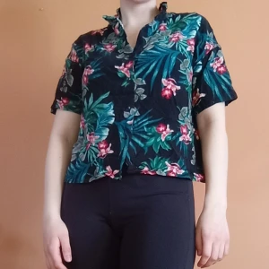 Blommig skjorta från Sincerely Loved - Kortärmad skjorta med blommönster. Fint skick och storlek S ☺️