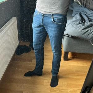 Dondup jeans  - Ett par Dondup jeans i storlek 35 sitter som 33. 