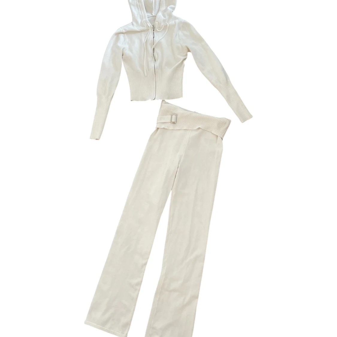 Vita mjukisbyxor med ribbad midja och bälte