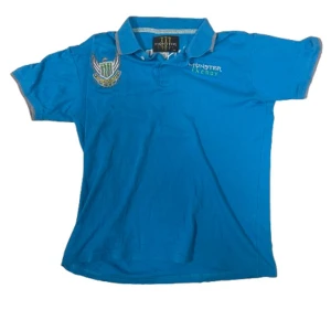 Monster Energy polo - !!RARE MERCH!! Monster piké som e galet fet och ger fett med aura, står XXL men passar definitivt mer som en L. Dm vid frågor brochachos.