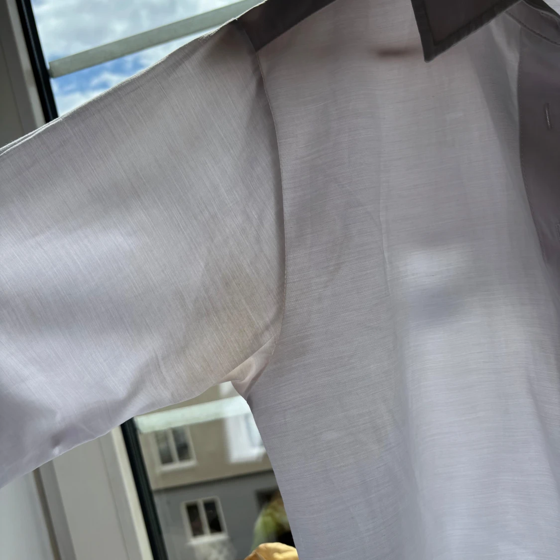 Vit skjorta med grå detaljer från NA-KD - 1