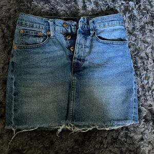 Blå jeanskjol från 157 - Säljer denna blå jeanskjol från lager 157 i storlek XS. 