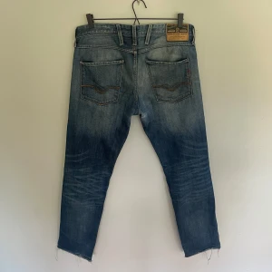 Replay Jeans - Replay Jeans med en straight passform och en riktigt skön fade | Storlek: 33/34 | Skick: Mycket fint | Pris: 449kr | Hör av dig vid frågor eller för fler bilder om du är intresserad