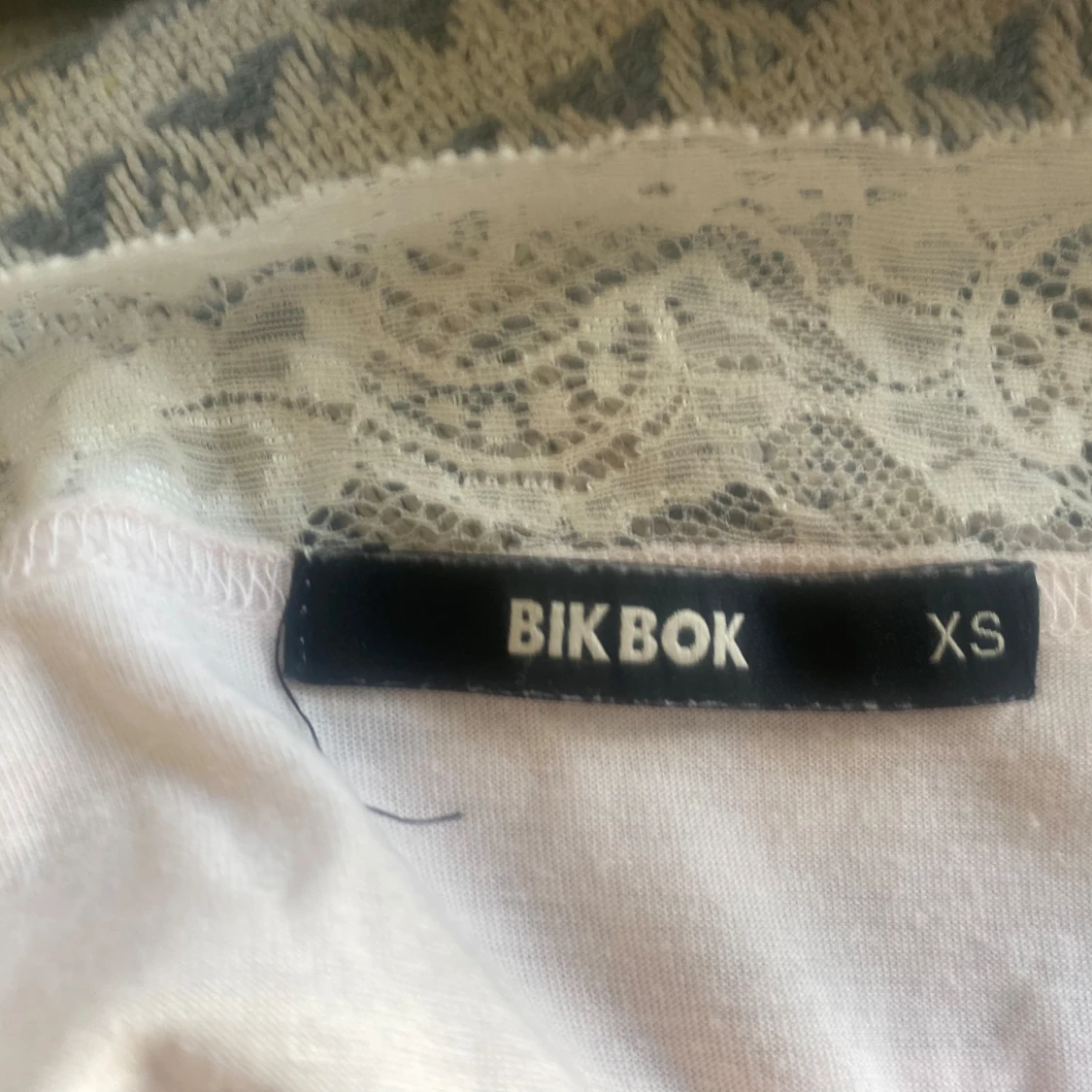 Ljusrosa linnetopp med spets från Bik Bok - 1