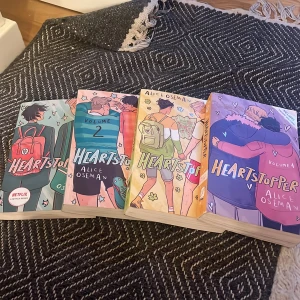 Heartstopper Volym 1-3 av Alice Oseman - Säljer de tre första volymerna av den populära grafiska romanserien Heartstopper av Alice Oseman. Böckerna har färgglada omslag med illustrationer av två killar och teman kring vänskap och kärlek. Perfekt för dig som gillar romantik och serier. Använder dom inte längre har läst ut dom och kan verkligen rekommendera till dom som läser:)