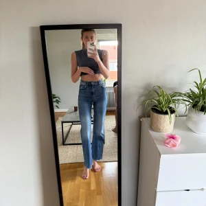 Blå högmidjade straight jeans - Säljer ett par klassiska blå jeans med hög midja och raka ben. Tyvärr för korta för mig som är 182 cm!! 