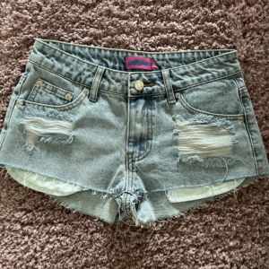 Ljusblå low waist shorts - Jättefina ljusblå low waist shorts från edikted, fick i födelsedagspresent men d passade ej så helt nya! Nypris 1050kr