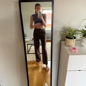 Bruna raka kostymbyxor - Snygga bruna kostymbyxor med rak passform och hög midja. För korta på mig som är 182 cm.. w28 L34