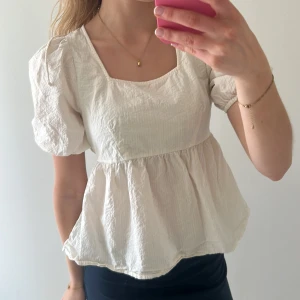 Vit blus med puffärmar - Säljer en söt vit blus med puffiga korta ärmar.