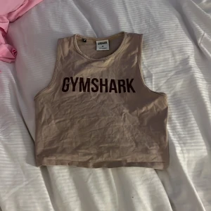 Beige croppad linnetopp från Gymshark - Träningstopp