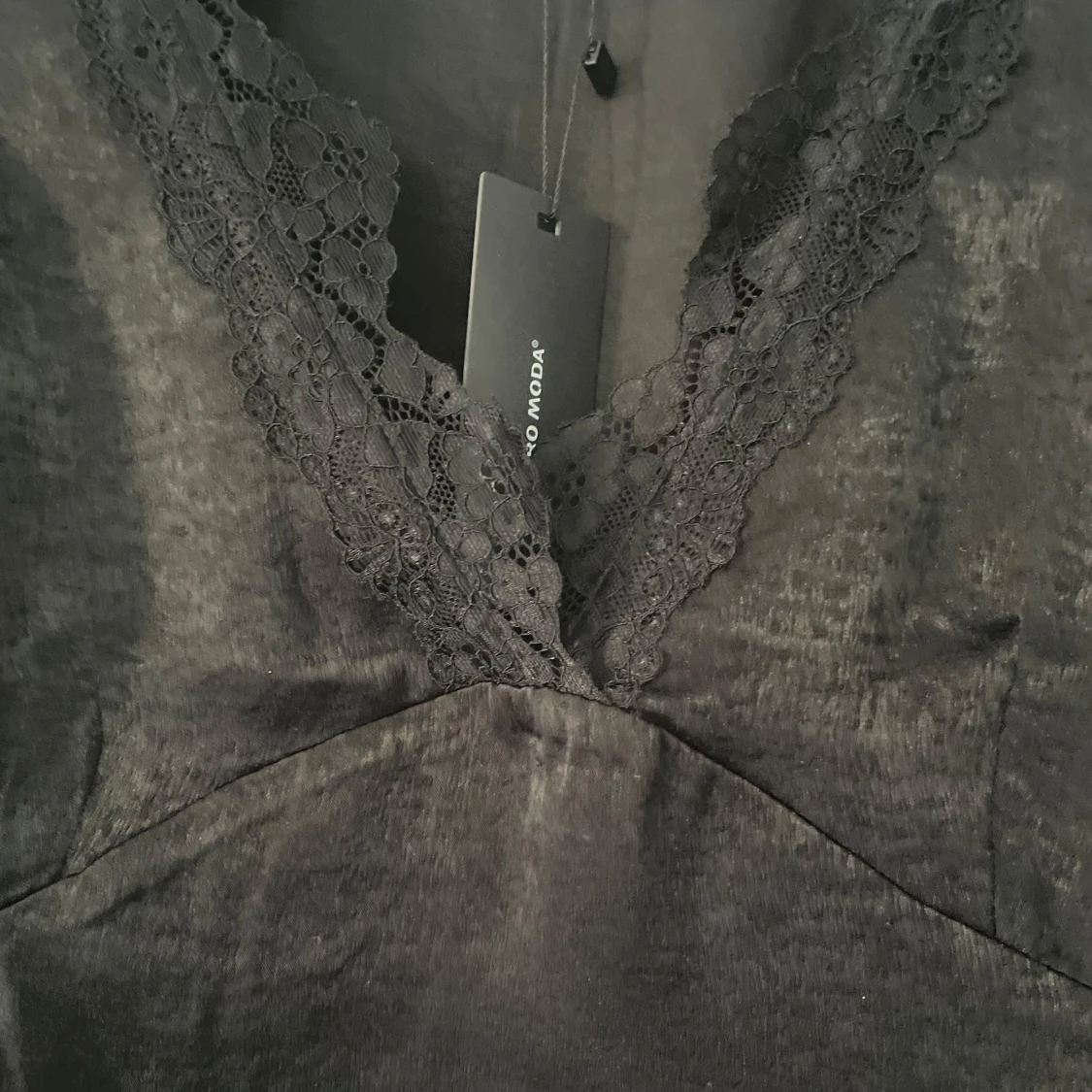 Svart blus med spetsdetaljer  - 1