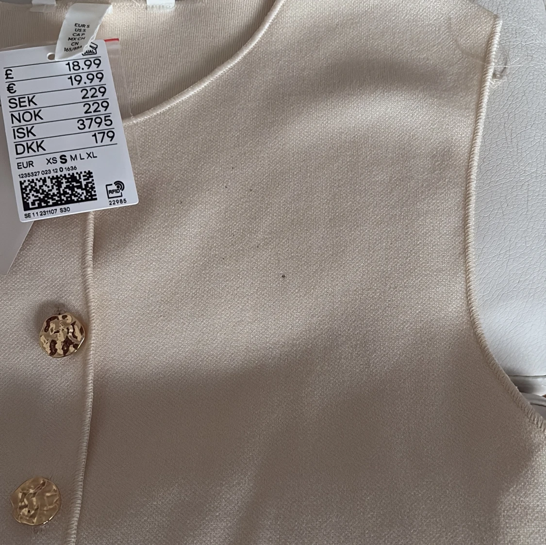 Krämvit väst med guldknappar - 2