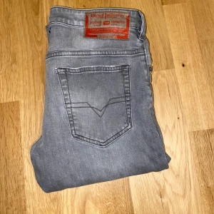  Diesel D-Yennox Gråa W29/L32 - Tjena! Säljer dessa feta Diesel D-Yennox jeans i slim fit. Snygg grå tvätt och riktigt bra passform. Använda men i fint skick!  📏Storlek: W29/L32 💰Nypris: 1600 kr ⚡️Mitt pris: 499 kr