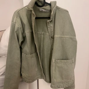 Grön jeansjacka från Zara - Jätte fin jeansjacka från Zara, endast använd några gånger. Perfekt nu till sommaren!