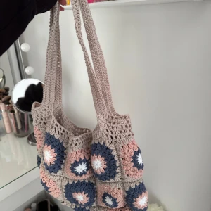 Egenvirkad sommarväska  - Så fin egenvirkad väska som passar perfekt till sommaren! Kan göras i andra färger om intresse finns🌟💕