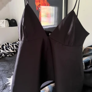 Fest topp - Säljer en svart fest topp ifrån HM. Aldrig använd endast prövad. Säljer då den inte kommer till användning🩷🩷