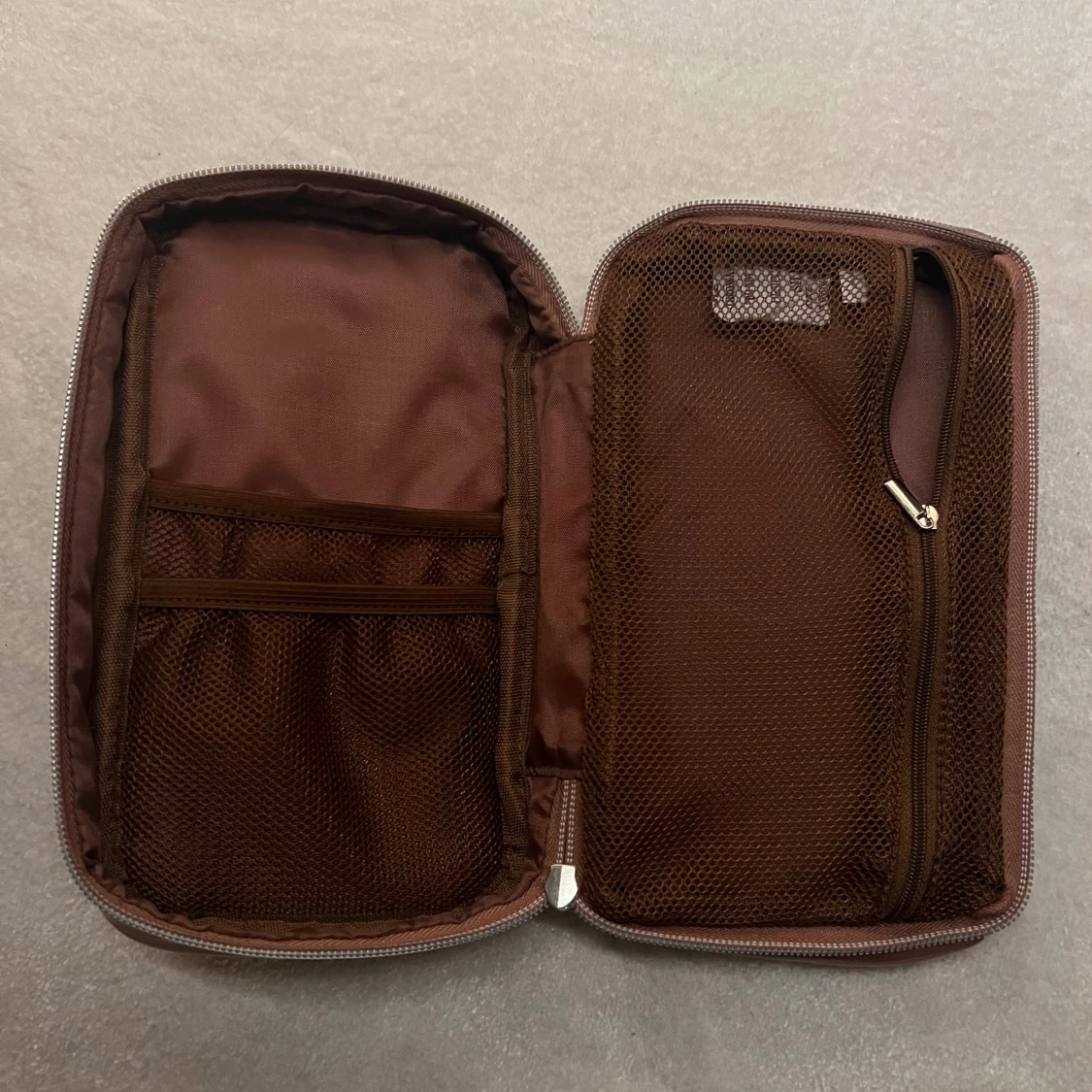 Brun necessär från CAIA - 1