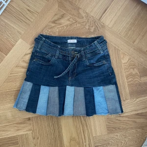 Jeanskjol - Egensydd jeanskjol. Skriv för mått eller prisförslag!